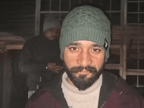 आग के दौरान ठेके के अंदर से निकला सेल्समैन सचिन।