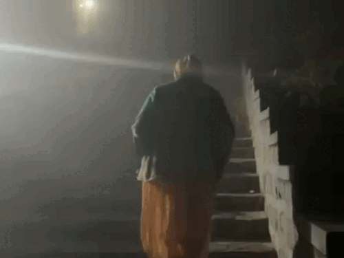 जालोर के कनकाचल पहाड़ी पर छाए घने कोहर के बिच सिरे मंदिर जाती हुई महिला।