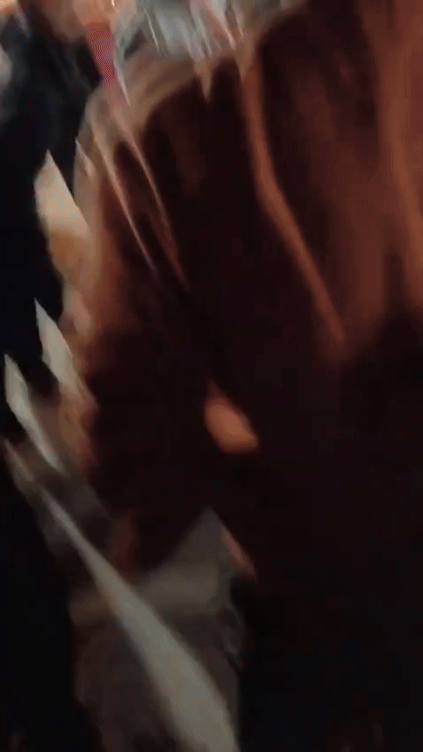 प्रसाद बेचने की बात पर दोनों के बीच विवाद हुआ। दोनों ने मारपीट शुरू कर दी।