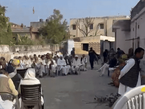 पूर्व विधायक के आवास पर जुटे लोग।