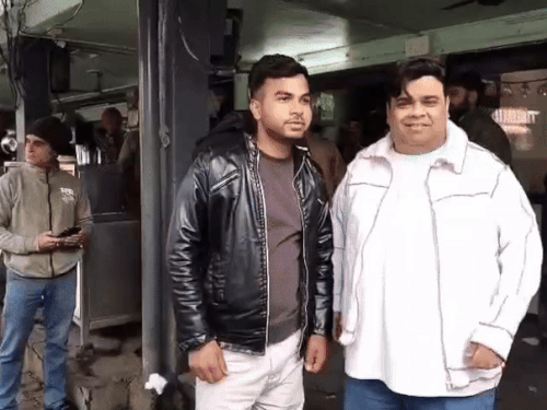 फैंस फोटो खिंचवाते हुए कीकू शारदा।