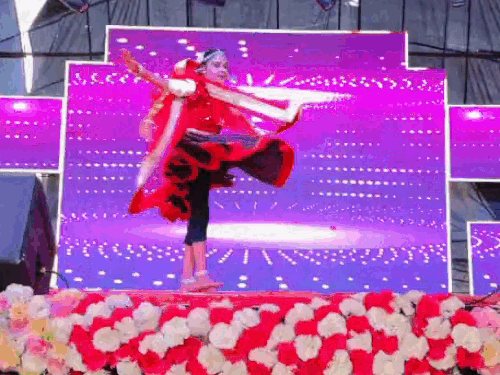 जालोर स्टेडियम में 2025 में आयोजित जालोर महोत्सव में नृत्य की प्रस्तुति देती छात्रा