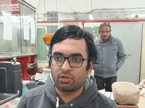 पोस्टल असिस्टेंट और युवक में होती नोकझोंक।