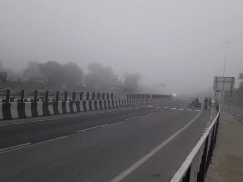 राजसमंद में घने बादल और कोहरे का असर शुक्रवार सुबह भी रहा। विजिबिलिटी कम होने से ट्रैफिक भी स्लो रहा।