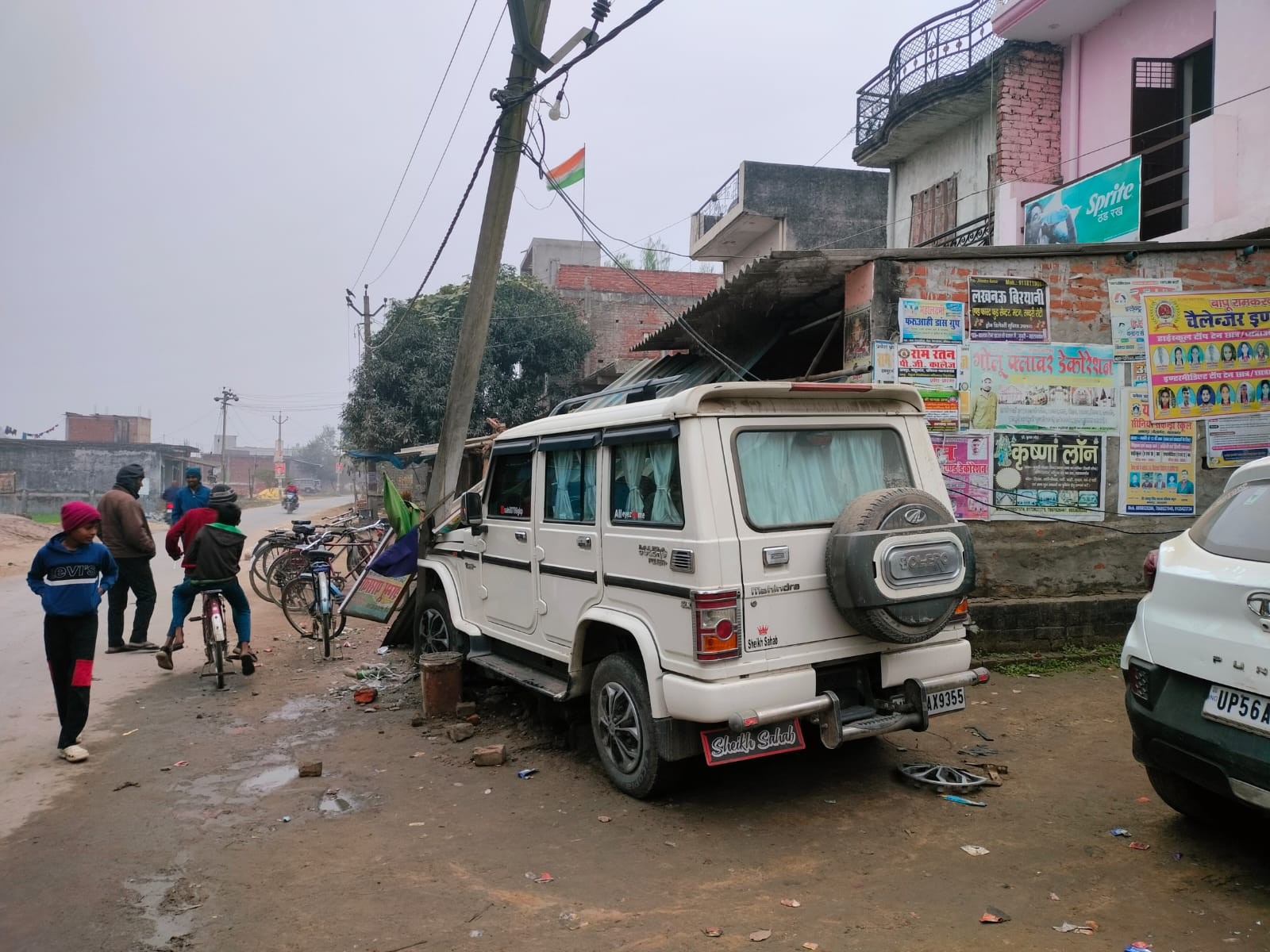 Uncontrolled Bolero broke the electric pole and entered the shop.