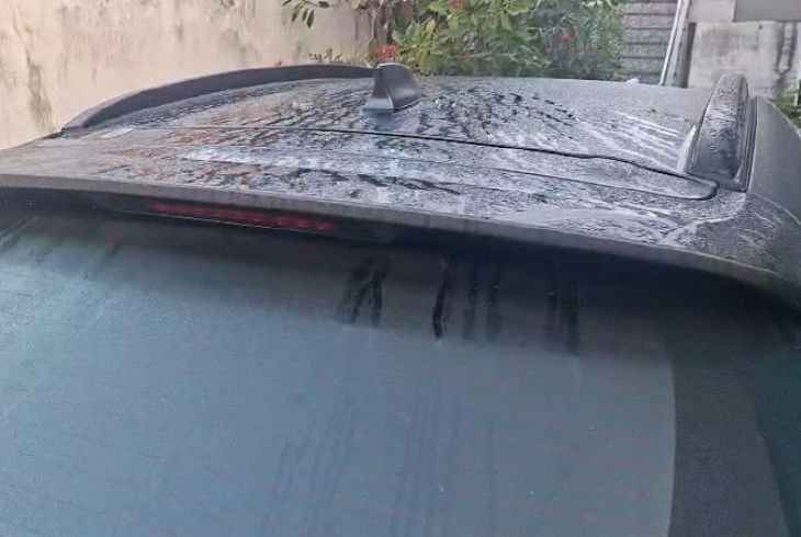 पाली में एक कार पर सुबह के समय जमी ओस की बूंदे।