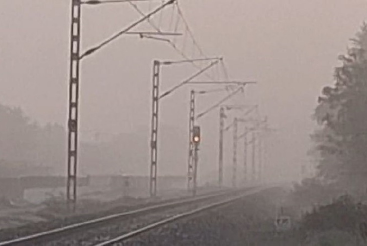 कोहरे की आगोश में छुपी पाली की रेलवे पटरी।