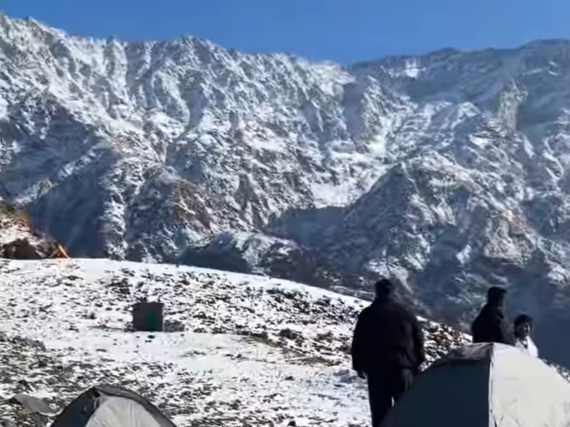 त्रियुंड ट्रैक पर फंसे 4 दोस्त।