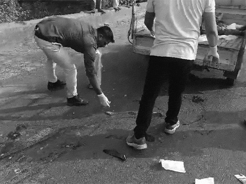 आधे घंटे तक शव उठाती रही पुलिस।