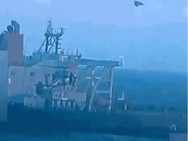 वेनेजुएला के पास समुद्र में कच्चे तेल के टैंकर पर कब्जा करते अमेरिकी कमांडो।