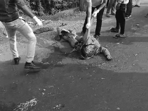 शव को कपड़े से बांधकर उठाया गया।