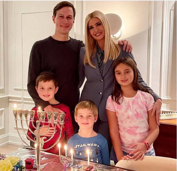 ट्रम्प की बेटी इवांका और दामाद जैरेड कुशनर अपने बच्चों के साथ।