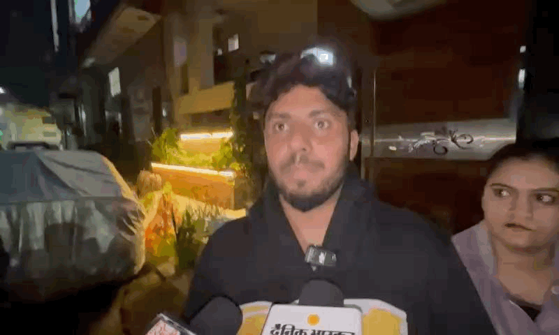 रॉबिन जानकारी देते हुए