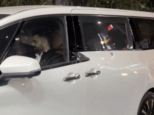 पूर्व छात्रसंघ अध्यक्ष निर्मल चौधरी सफेद रंग की वेलफायर कार में। तस्वीर जयपुर की है।