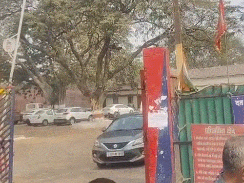 रायपुर सेंट्रल जेल के बाहर कांग्रेसी चैतन्य के बाहर आने का इंतजार कर रहे हैं। ढोल-ताशे बजाए जा रहे हैं। - Dainik Bhaskar