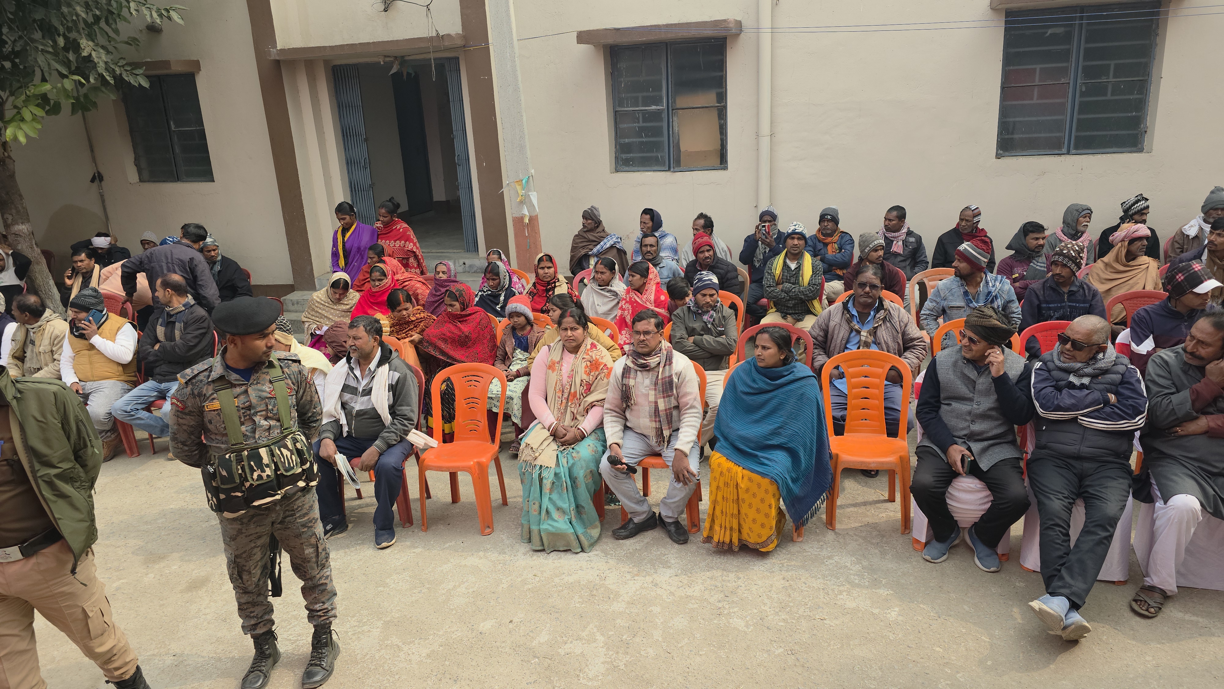 फरियाद लेकर पहुंचे ग्रामीण।