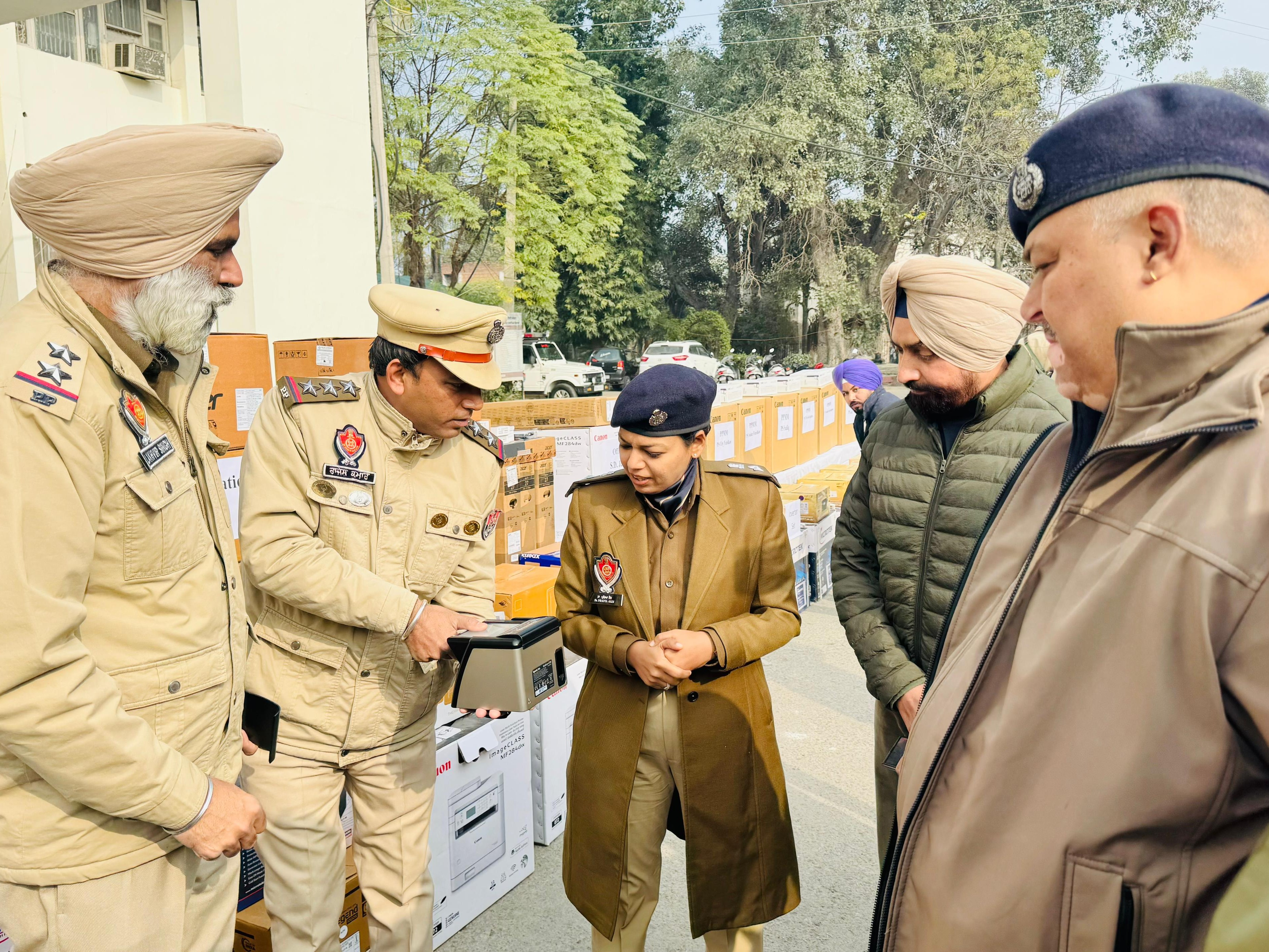 फिंगर प्रिंट स्कैनर की जांच करतीं एसएसपी।