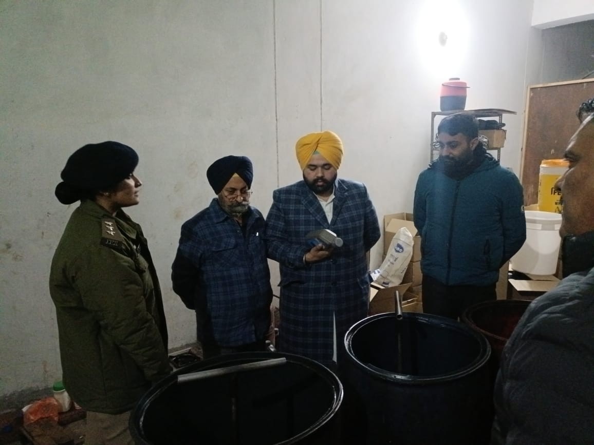 जीरकपुर में गोदाम में ड्रमों में भरा नकली इंजन ऑयल मिला।