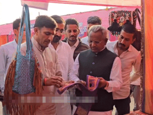 बाड़मेर के अमृता हाट में पटका देखते हुए जिलाध्यक्ष अनंतराम विश्नोई (बात करते हुए) और विधायक आदूराम मेघवाल (काली जैकेट में)।