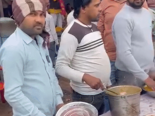 भंडारे में आलू की सब्जी, पूरी समेत हनुमान जी को प्रसाद में चढ़ाए जाने वाली बूंदी लोगों को बांटी गई।