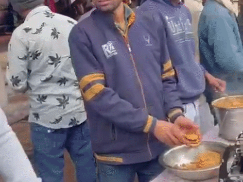 व्यापारियों द्वारा बस स्टैंड के पास भंडारा लगाया गया था जिसकी वजह से ज्यादा से ज्यादा लोगों ने प्रसादी ग्रहण की।