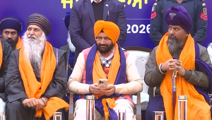 सम्मेलन में निहंगों के साथ मुख्यमंत्री नायब सैनी।