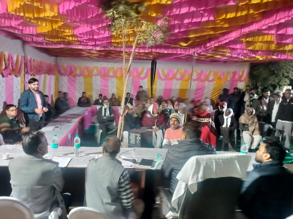 रात्रि चौपाल में बड़ी संख्या में मौजूद रहे ग्रामीण।