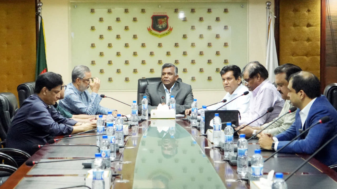 अमीनुल इस्लाम (बीच में अकेले बैठे हुए) बांग्लादेश क्रिकेट बोर्ड के प्रेजिडेंट हैं।