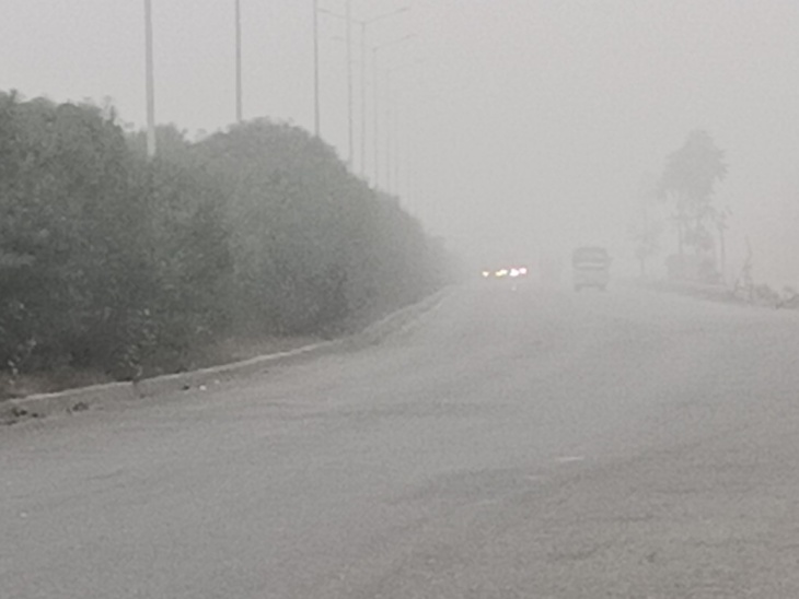 घने कोहरे के कारण विजिबिलिटी बेहद कम हो गई जिसकी वजह से दिन में भी वाहन चालकों को हेडलाइट जलाकर चलना पड़ा।