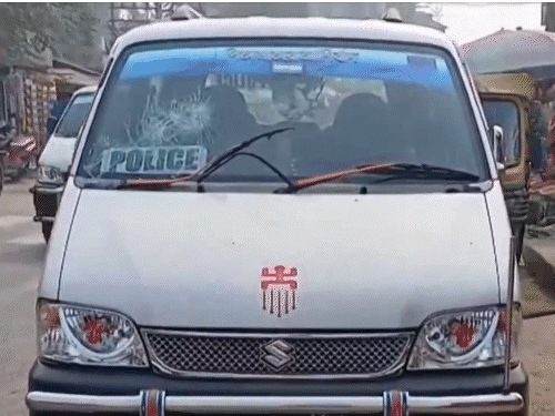 संदेशखाली के बोयरमारी गांव में पुलिस टीम पर शुक्रवार रात भीड़ ने हमला कर दिया। पुलिस वाहन में भी तोड़फोड़ की। - Dainik Bhaskar