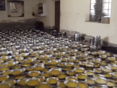 जोधपुर में माता का थाना इलाके में ज्योतिबा फूले छात्रावास में पापड़-मंगोड़ी का कारखाना और आराम करता कामगार। यह वीडियो सोशल मीडिया पर शेयर किया गया है।