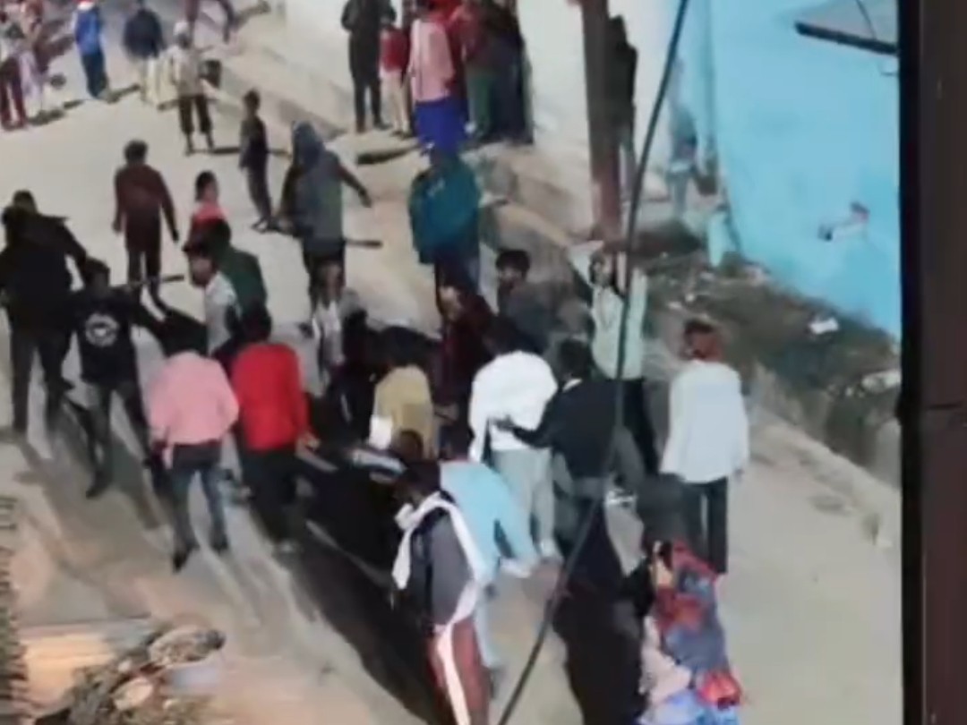 मारपीट की वजह से थोड़ी देर के लिए आवाजाही बाधित हुई।