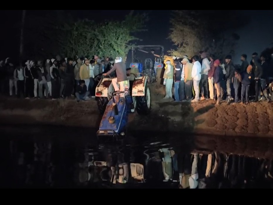 ट्रैक्टर ड्राइवर ने समय रहते कूद कर बचाई जान।