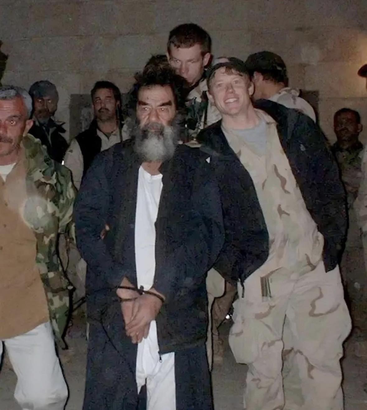 2006 में इराकी अदालत ने सद्दाम हुसैन को दोषी ठहराया और फांसी की सजा सुनाई।