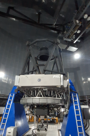 यहां की सबसे बड़ी 2.5 टेलीस्कोप के अंदर का दृश्य।