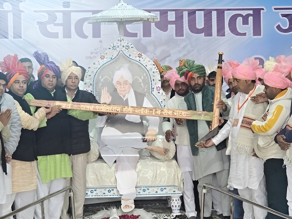 रामपाल को हांसी में सम्मानित करते प्रॉपर्टी डीलर नरेश यादव।