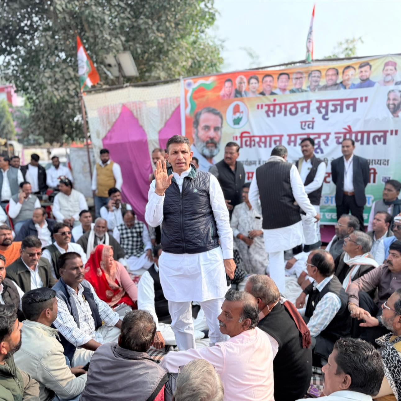 राऊ में बैठकें कर रहे जीतू पटवारी।