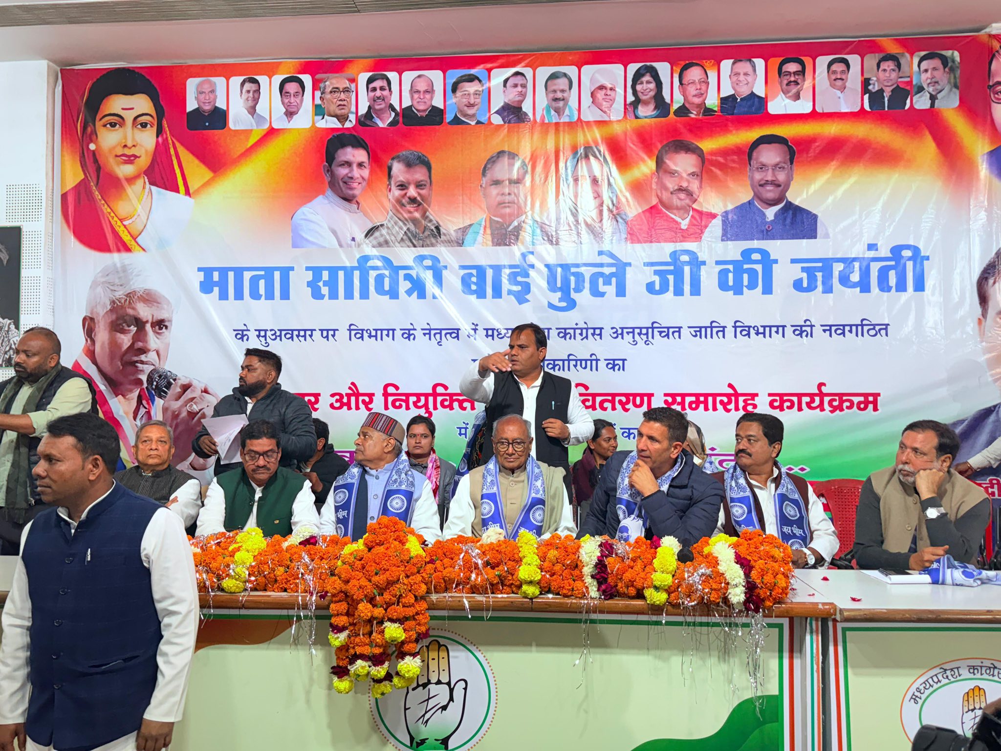 दिग्विजय सिंह भी अलग बैठकें करते रहे।