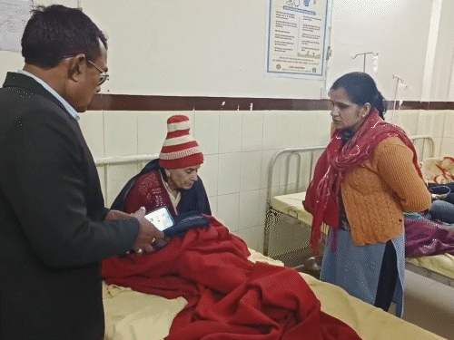 महिला ने अपना नाम मंजू बताया है, लेकिन वह अपने परिवारजनों के संबंध में किसी भी तरह की जानकारी देने से मना कर रही है।