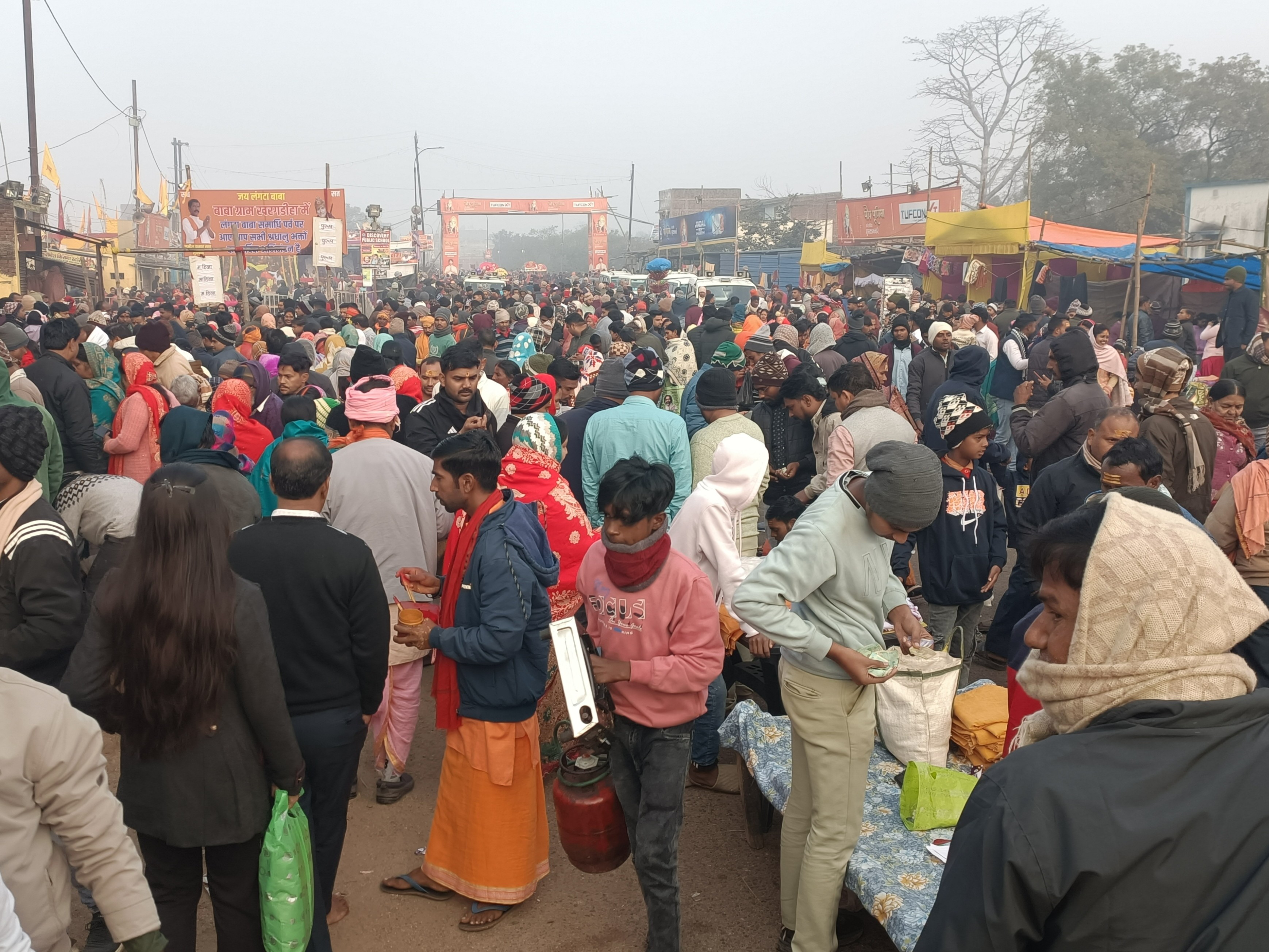 यहां महालंगर में लाखों लोग बिना भेदभाव एक साथ पंगत में बैठकर भोजन करते हैं।