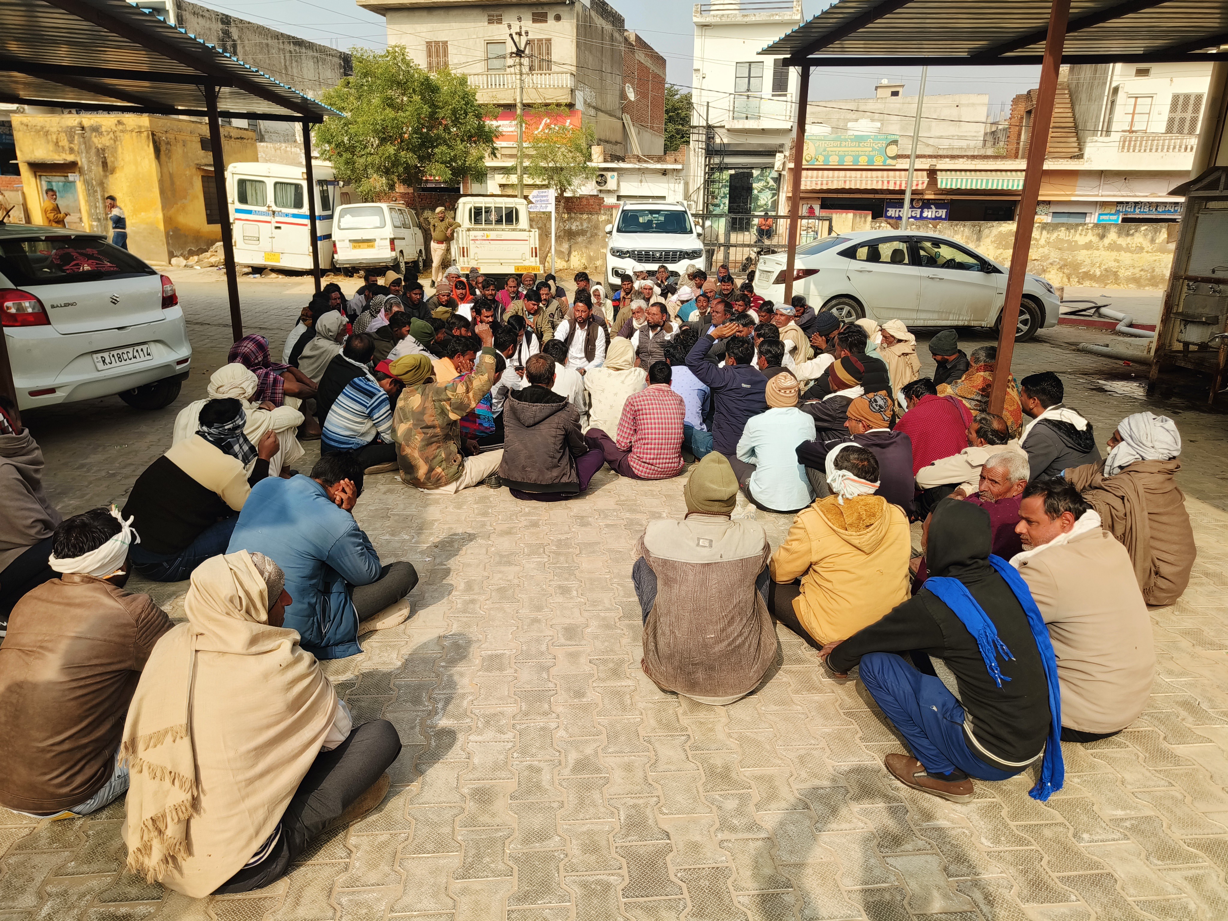 घटना के बाद पंचायत समिति सदस्य बसंत रेप्स वाल के नेतृत्व में सर्व समाज ने धरना प्रदर्शन शुरू कर दिया।