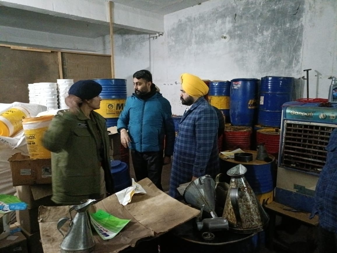 जीरकपुर में गोदाम में जांच करती टीम।