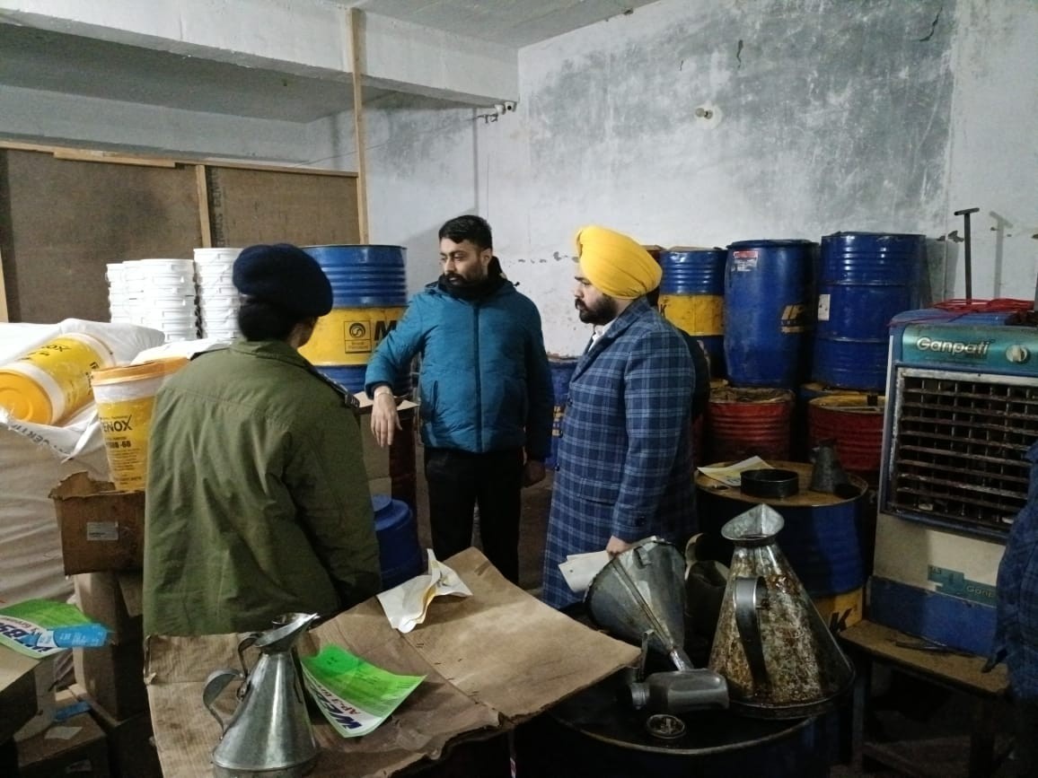 जीरकपुर में गोदाम में जांच करती टीम।