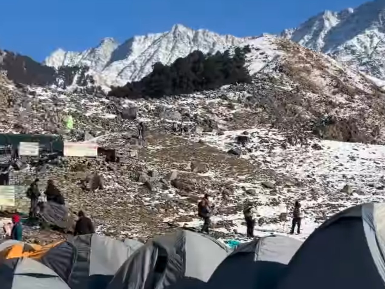 धर्मशाला का त्रियुंड ट्रैक जहां दिल्ली के 4 दोस्त फंस गए थे।