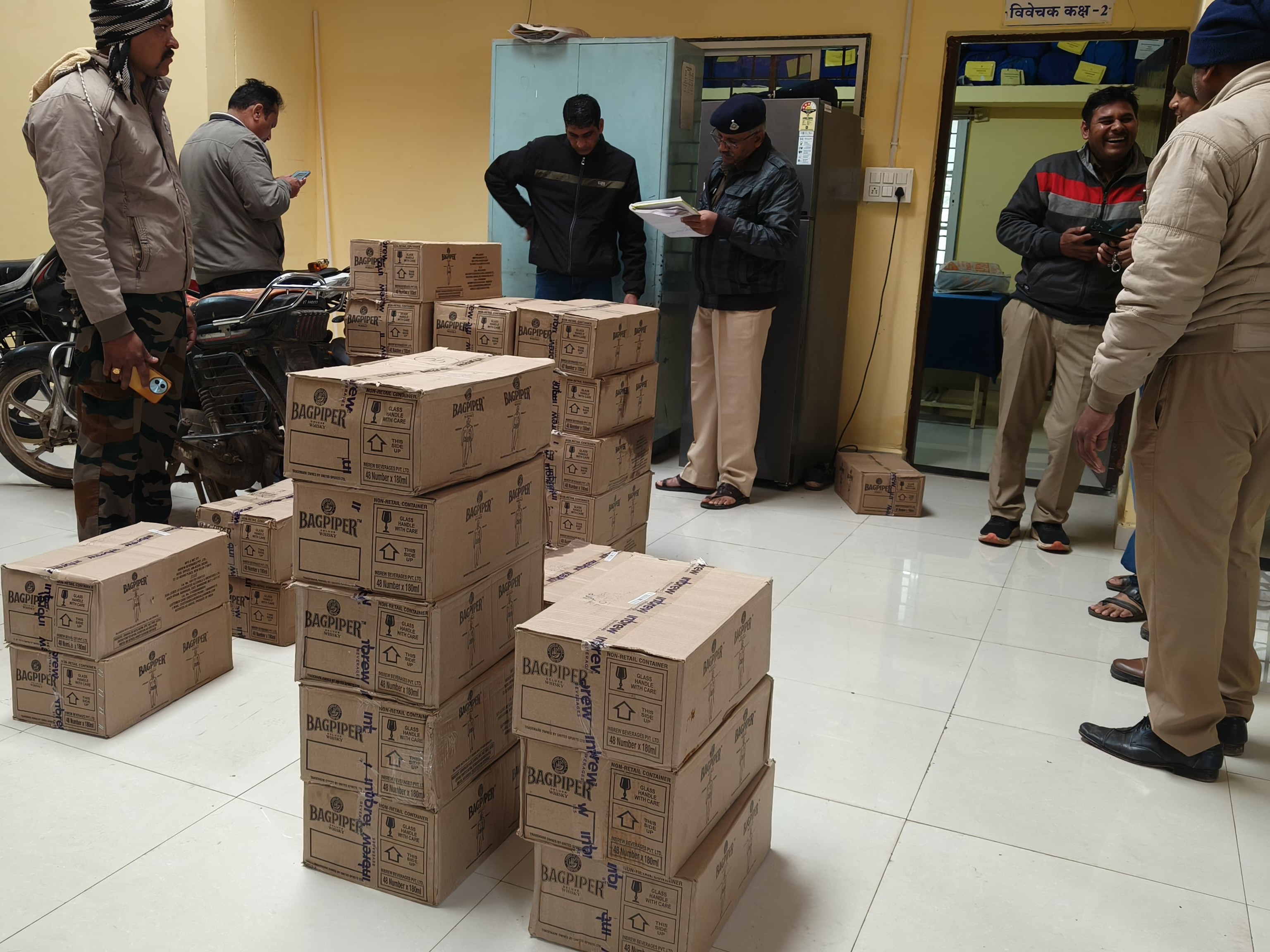 कार से बरामद की गई अंग्रेजी शराब की पेटियां।