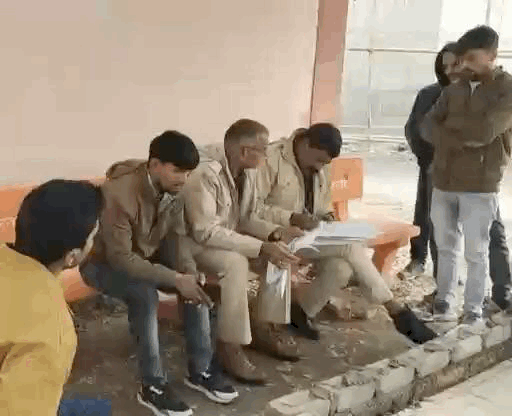 पोस्टमॉर्टम के दौरान कागजी कार्रवाई करती थाना पुलिस