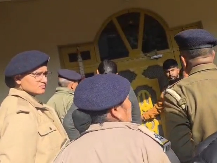 छात्रा के घर पर देर शाम तक जांच करते हुए पुलिस।