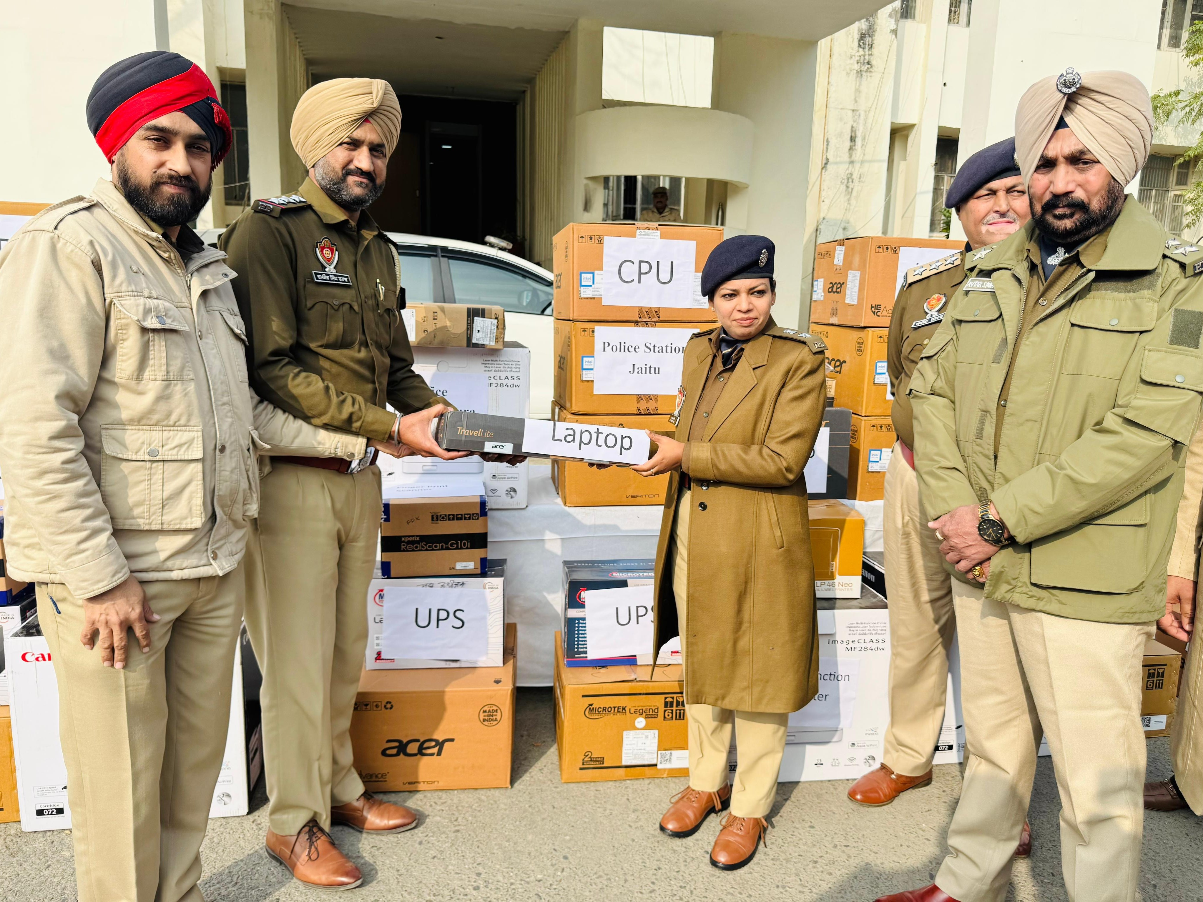 एक पुलिस अधिकारी को लैपटॉप प्रदान करतीं एसएसपी।