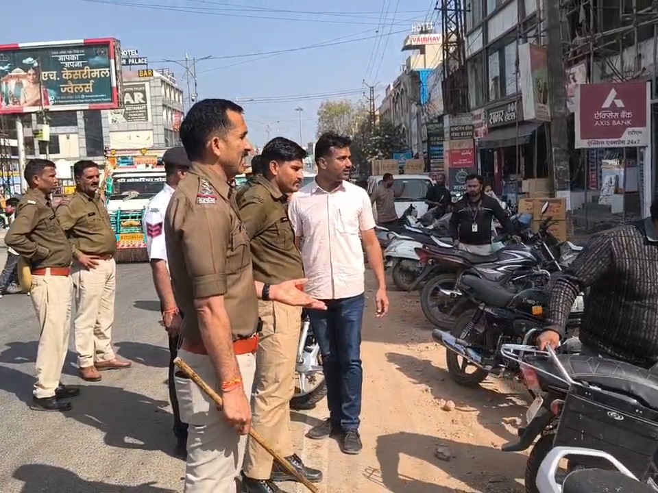 होटलों और दुकानों के बाहर फुटपाथ पर रखे सामान और बेतरतीब खड़े वाहनों को हटवाया।