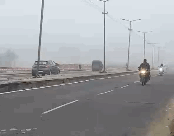 सर्दी से बचने के लिए टू व्हीलर्स ड्राइवर गरम कपड़ों में नजर आए